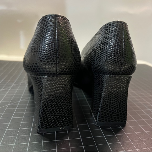 EUC Stuart Weitzman leather block heel pumps - Picture 6 of 7